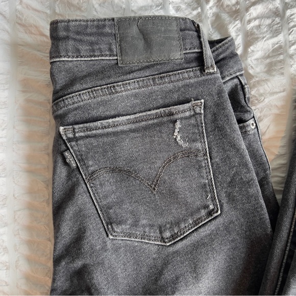 Levi’s 711 skinny jeans in dark grey. - Picture 3 of 6